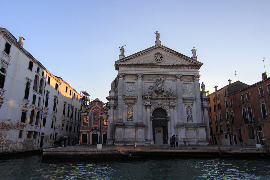 Iglesia en el Gran Canal Utilitzar un vaporetto para recorrer el Gran Canal de Venecia