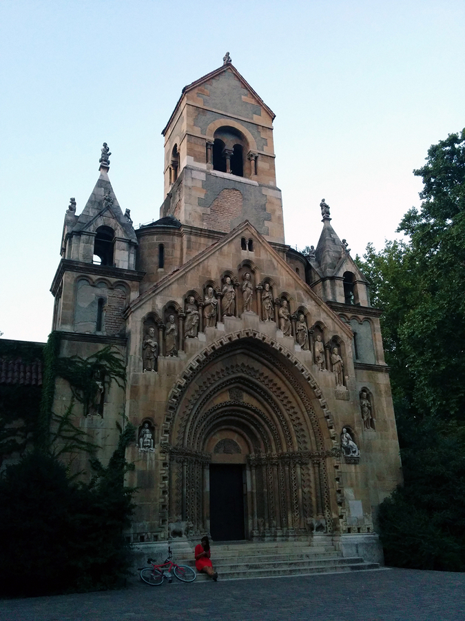 Iglesia en el parque Szechenyi Iglesia en el parque Szechenyi