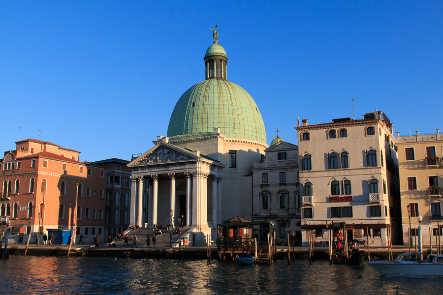 Iglesia estilo clasico en Venecia Iglesias de Venecias vistas recorriendo en vaporetto el Gran Canal