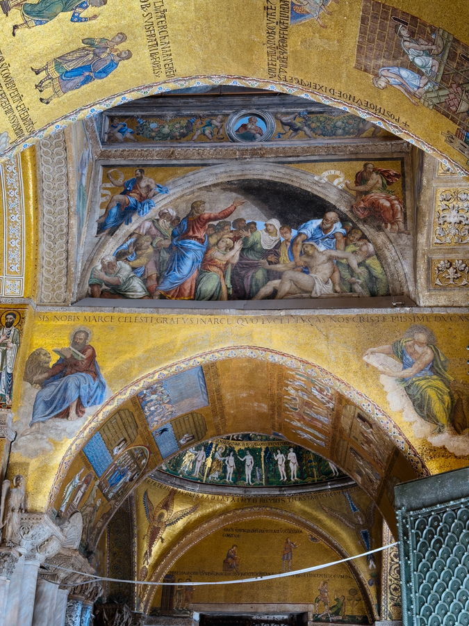 Entrar a ver el interior de la Basílica de San Marcos desde la Plaza San Marcos de Venecia