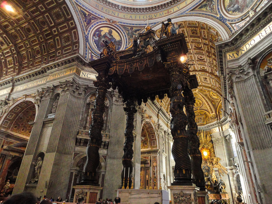 interior de la basilica de san pedro del vaticano