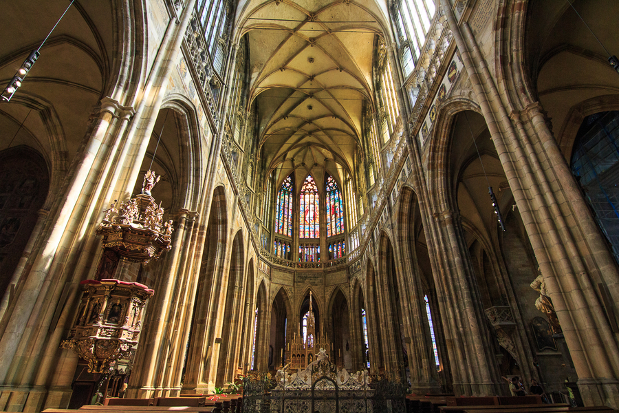 Interior de la catedral de San Vito en el castillo de Praga