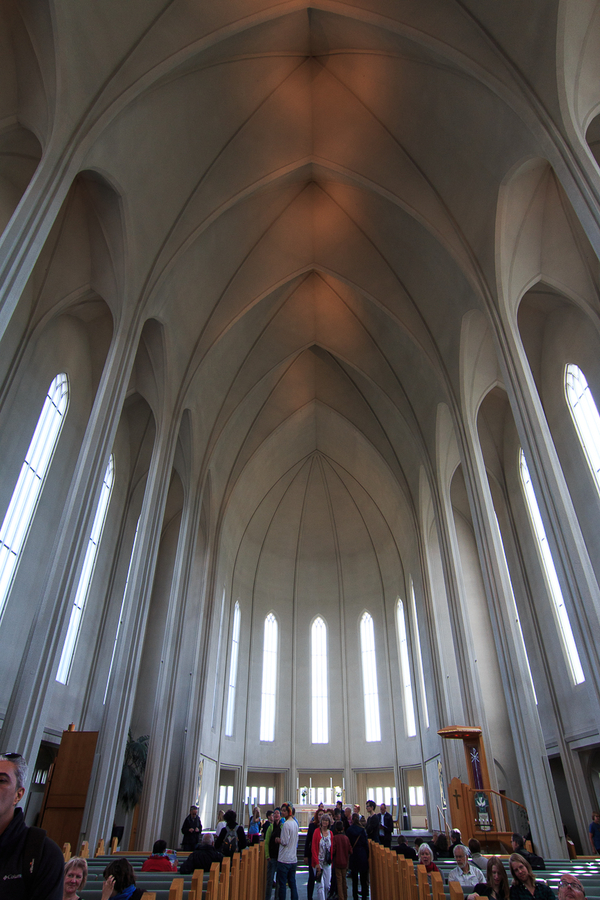 interior iglesia hallgrimskirkja