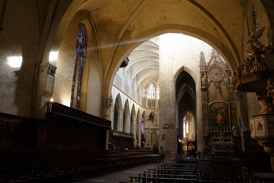 Interior de la Basilica de San Saturnino