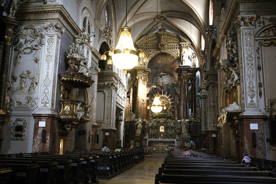Interior de la Franziscakerkirche en Viena Interior de la Franziscakerkirche en Viena
