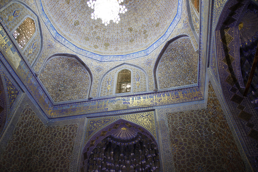 Interior dorado y violeta en el mausoleo de Gur-e Amir
