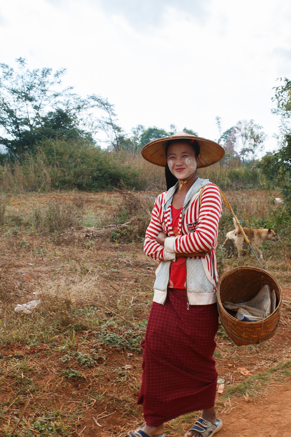 Joven chica de Myanmar Joven chica de Myanmar