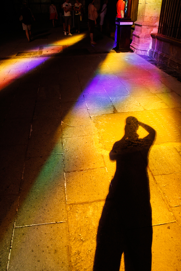 juego de sombras y colores en la catedral de palma