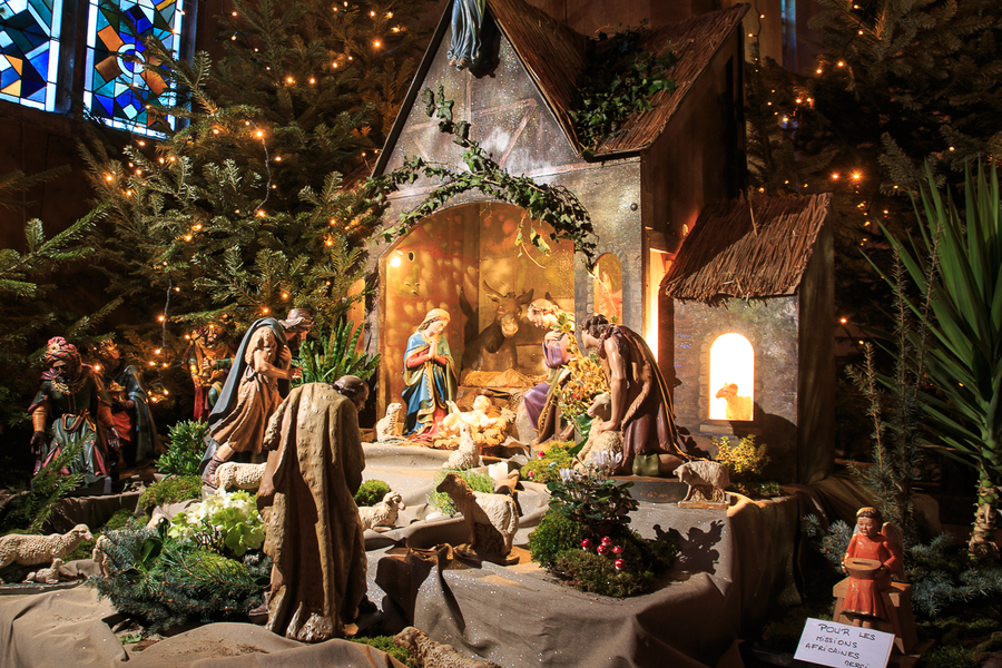 Pesebre en la Iglesia de Alsacia de Kayserberg Pesebre en la Iglesia de Alsacia de Kayserberg
