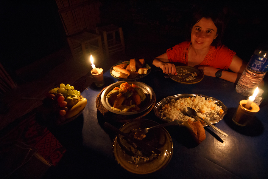 la cena en el campamento del desierto de Merzouga la cena en el campamento del desierto de Merzouga