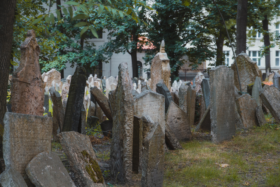 Lapidas en el cementerio judio de Praga