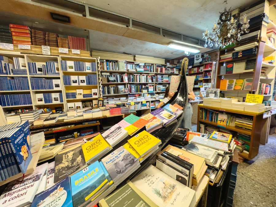 Lugares únicos que visitar en Venecia la libreria acqua alta