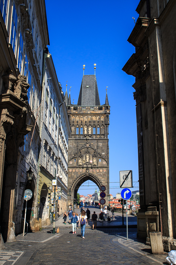 Llegando al puente de Carlos de Praga desde la ciudad vieja Llegando al puente de Carlos de Praga desde la ciudad vieja