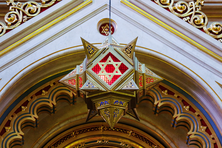 Luz sobre el altar en la Gran Sinagoga Luz sobre el altar en la Gran Sinagoga