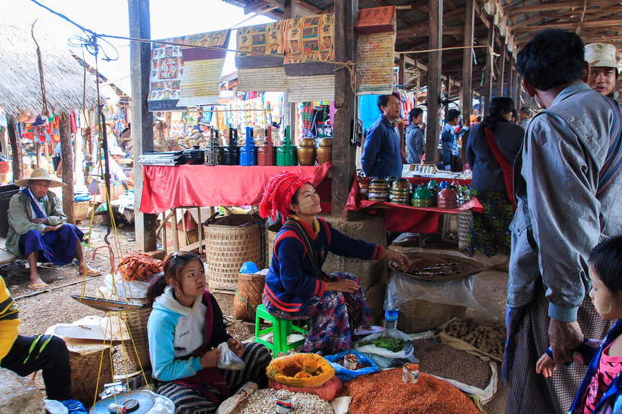 Mercado de Indein en el lago Inle Mercado de Indein en el lago Inle