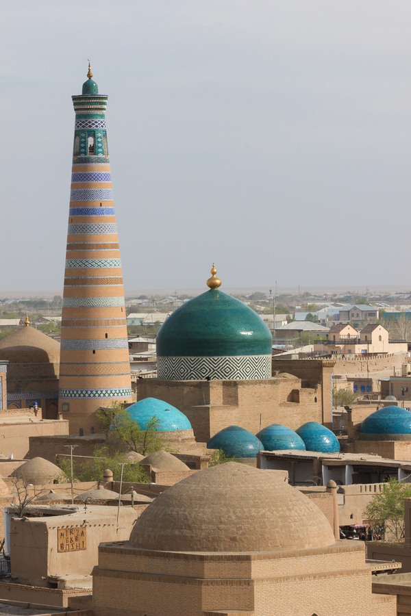 Minarete Islam Khoja visto desde el Kunya Ark Minarete Islam Khoja visto desde el Kunya Ark
