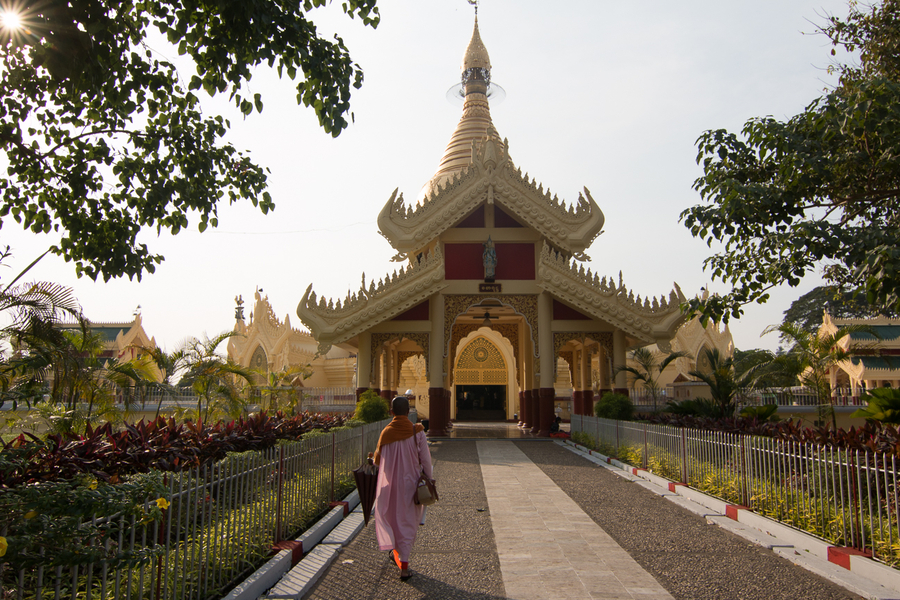 Monja entrando en la Maha Wizaya Paya