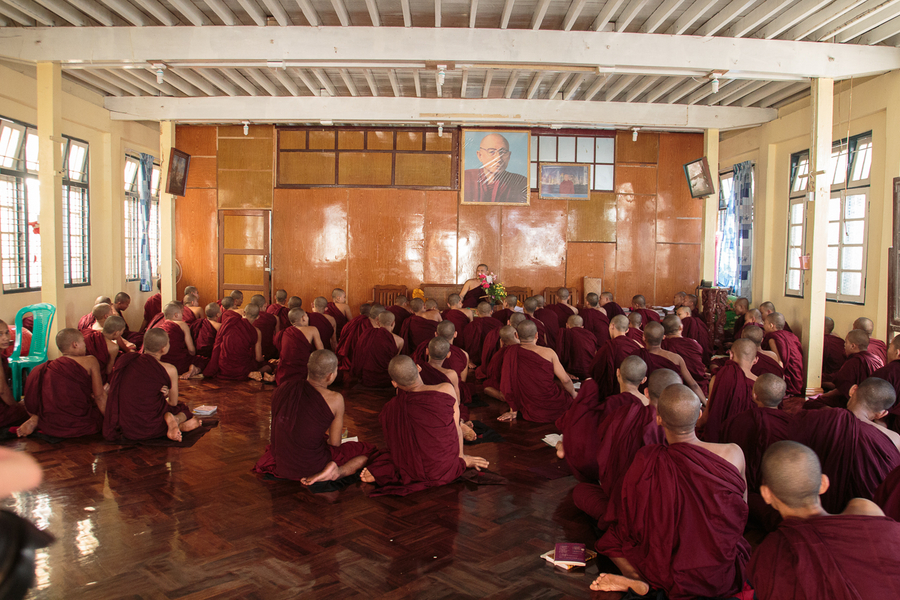 Monjes estudiando en el Kyakhat Waing Kyaung