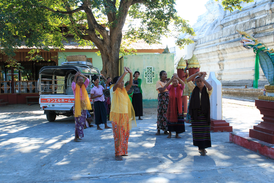 Mujeres rezando al dragon en Inwa Mujeres rezando al dragon en Inwa