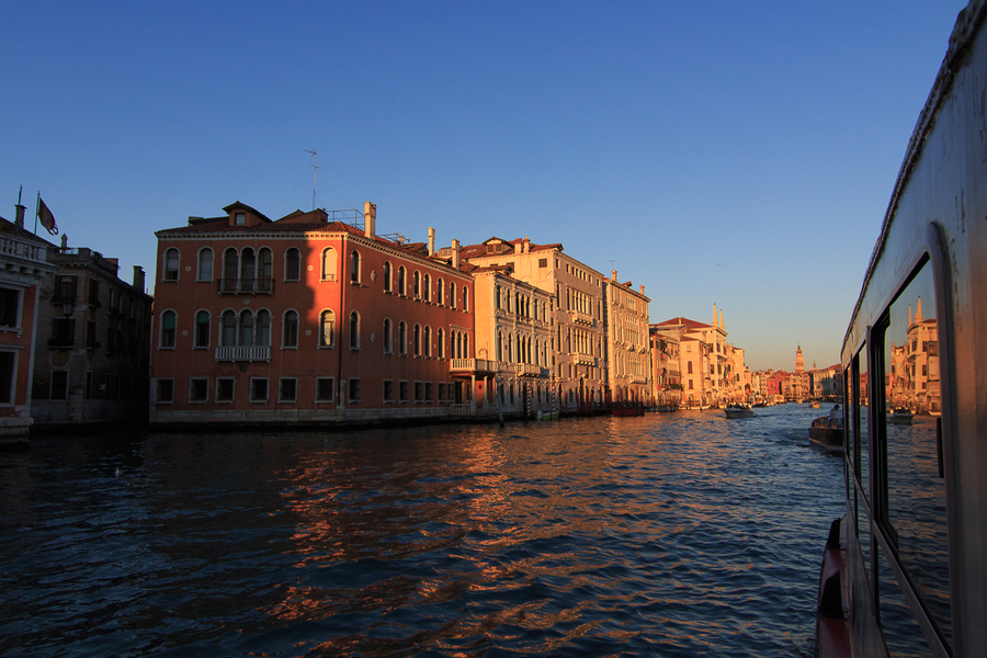 Navegando en Vaporetto por el Gran Canal Moverse por Venecia en vaporetto