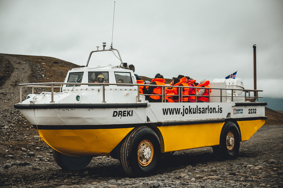 Navegar por la laguna glaciar en Islandia