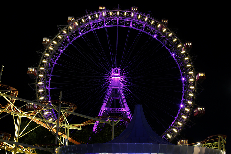 Noria de Madera iluminada por la noche - Prater Noria de Madera iluminada por la noche - Prater