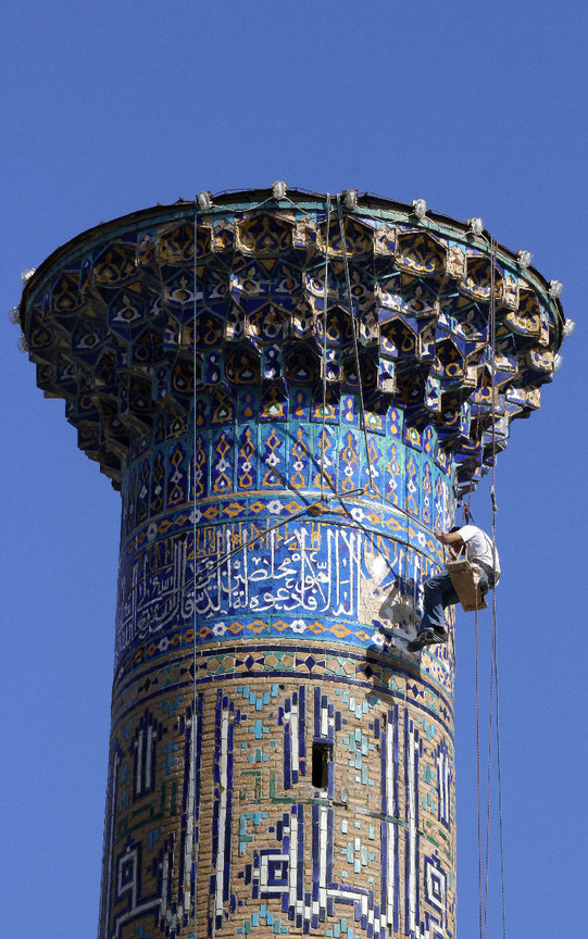 Obrero en lo alto de un minarete del Registan de Samarcanda Obrero en lo alto de un minarete del Registan de Samarcanda