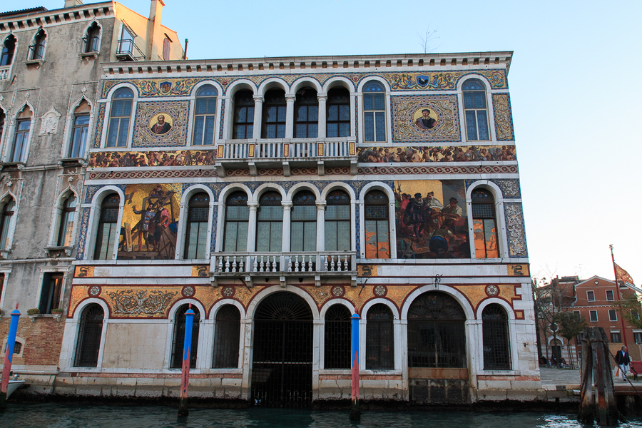 Palacio con mosaicos en Venecia Encontrar Palacios con mosaicos mientras recorres en vaporetto el Gran Canal de Venecia
