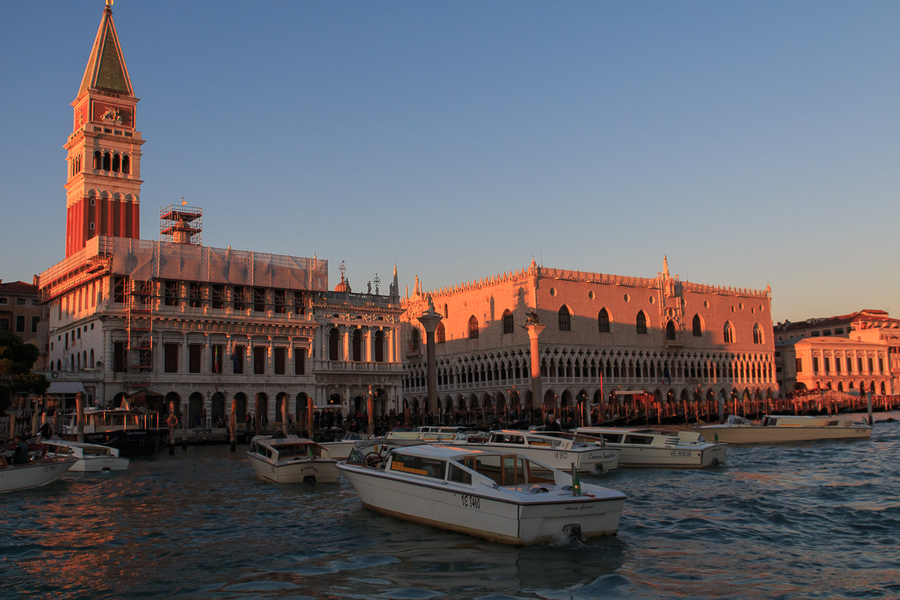 Palacio ducal visto desde el vaporetto Vistas al Palacio Ducal desde un vaporetto en el Gran Canal de Venecia
