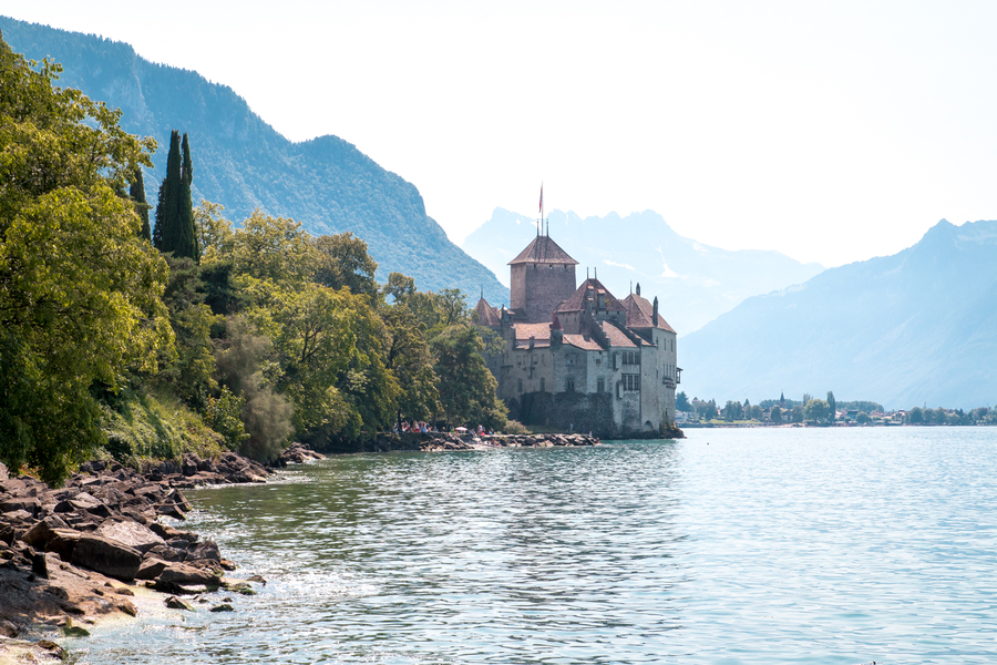 Panoramica del castillo de Chillon en el lago Leman