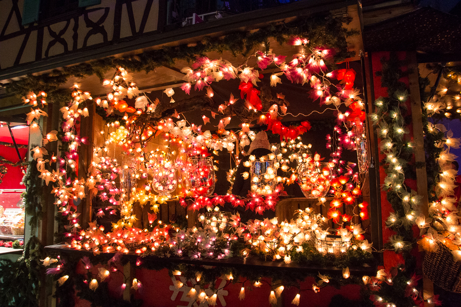 parada llena de luces en mercadillo de colmar