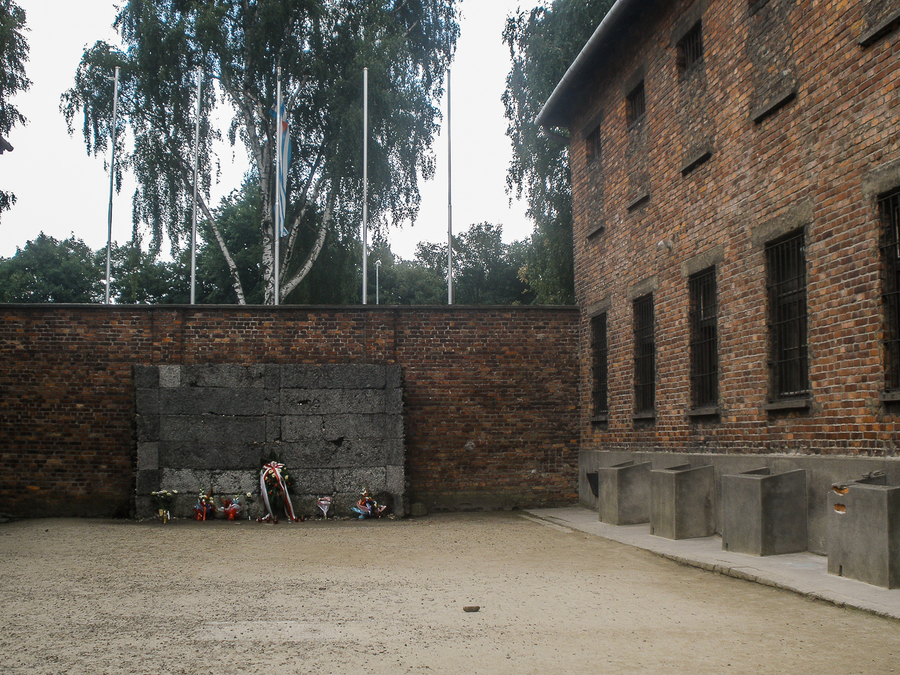 Pared de fusilamiento en Auschwitz Pared de fusilamiento en Auschwitz