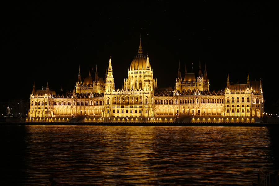 Foto nocturna del Parlamento de Budapest