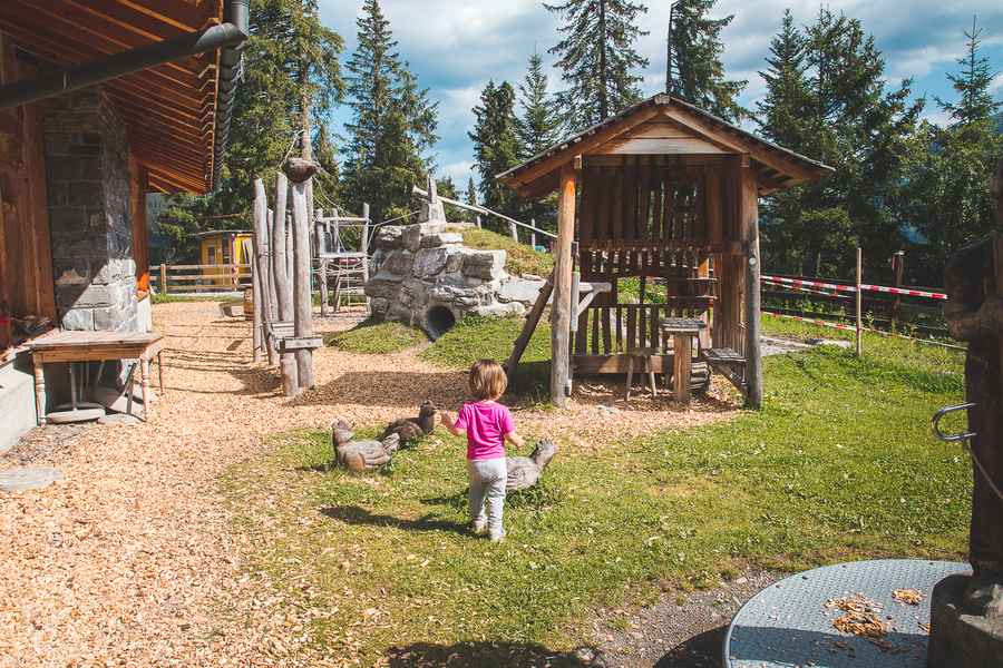 Niño Pequeño Que Disfruta De Un Paseo En Trineo. Trineo Niño. Niño Niño  Montado En Un Trineo. Los Niños Juegan Al Aire Libre En La Nieve. Niños  Trineo En El Parque De