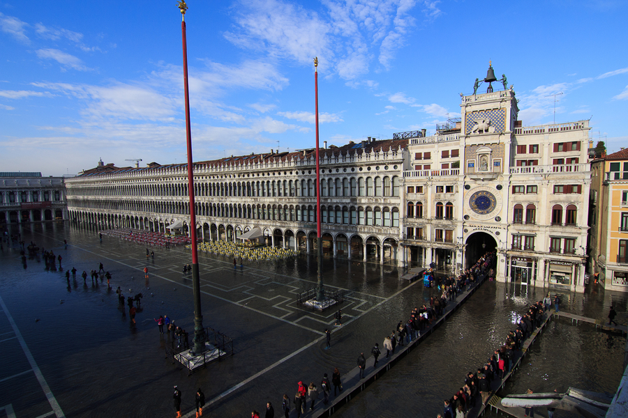 Pasarelas en plaza San Marco Pasarelas en Venecia cuando hay inundaciones