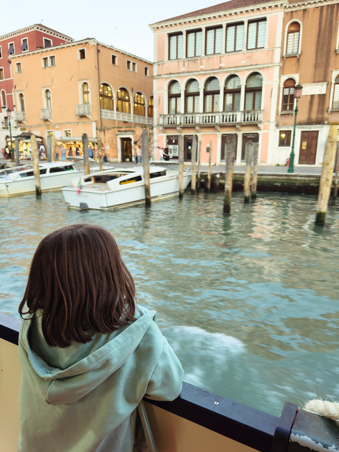 Recorrer el Gran Canal de Venecia con niños