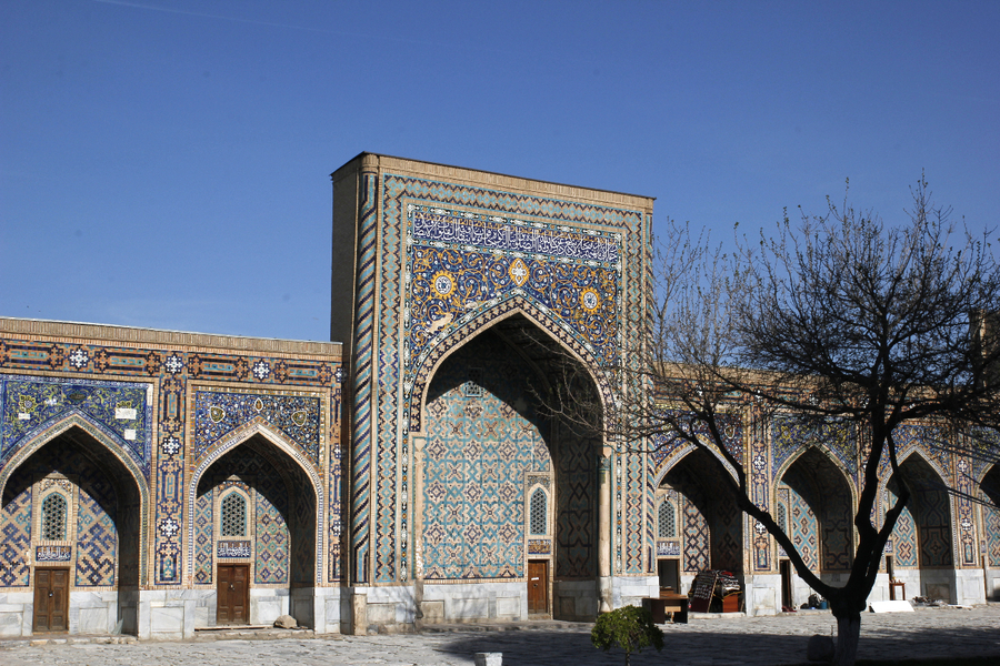 Patio de la madraza Tilla-Kori en el Registan de Samarcanda Patio de la madraza Tilla-Kori en el Registan de Samarcanda