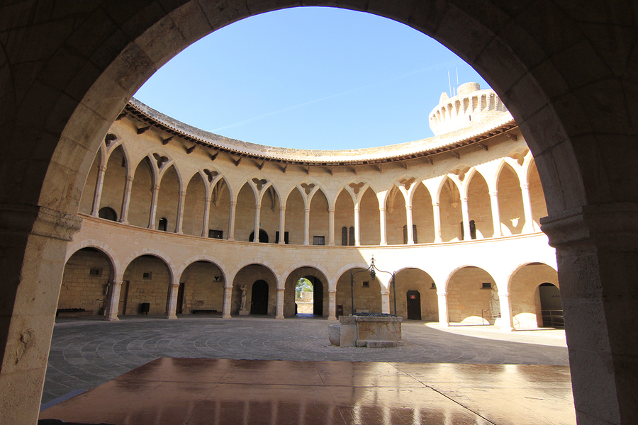 Patio del Castillo de Bellver Patio del Castillo de Bellver