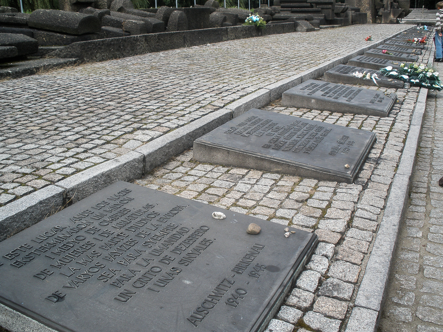 Placa conmemorativa en Auschwitz Placa conmemorativa en Auschwitz