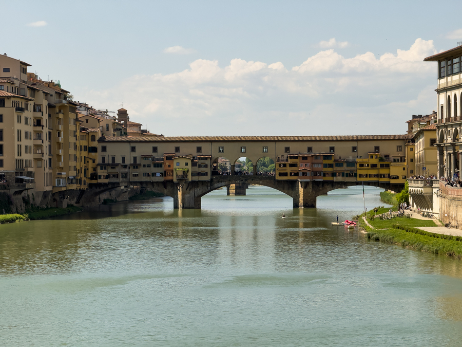 Cruzar el Ponte Vecchio con niños en Florencia