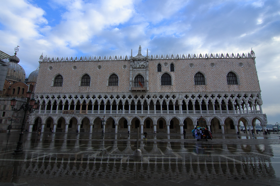 Portico del Palacio Ducal de Venecia Visitar el imponente Palacio Ducal de Venecia en Plaza San Marcos