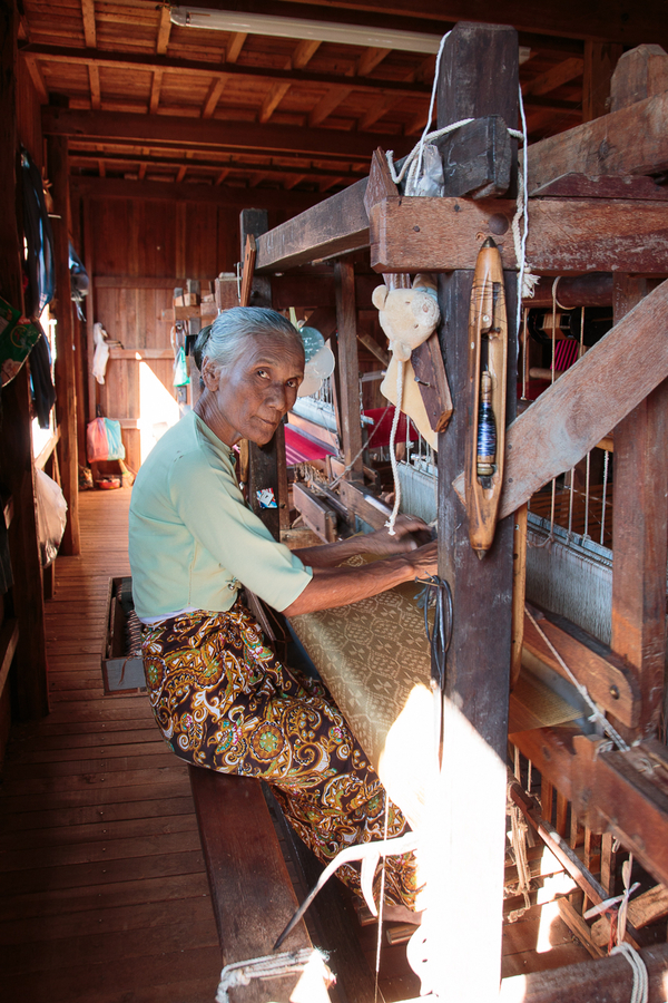 Puedes ver en el lago Inle como hacen telas con la flor de loto Puedes ver en el lago Inle como hacen telas con la flor de loto