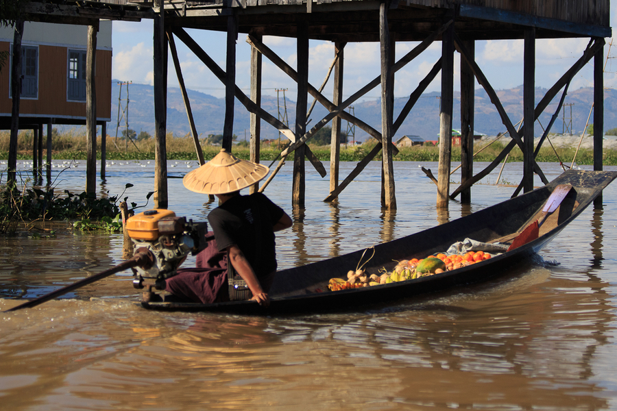 Transportando comida por el lago Inle Transportando comida por el lago Inle