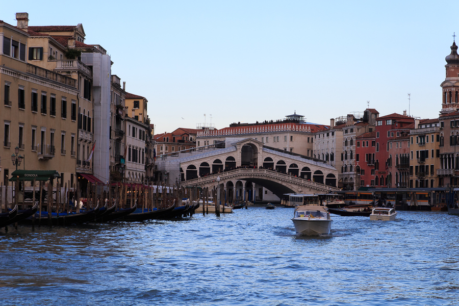 Puente Rialto en Venecia Ir por el Gran Canal de Venecia en Vaporetto