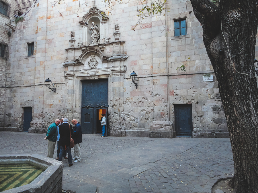 Que ver en barcelona en 3 dias plaza Sant Felip Neri