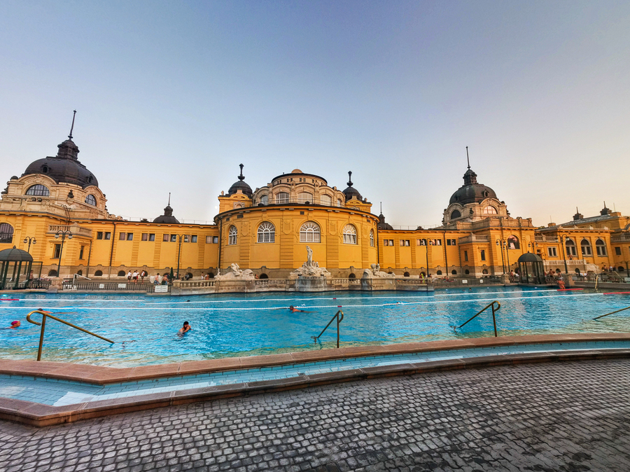 Que ver en Budapest piscina exterior Szechenyi