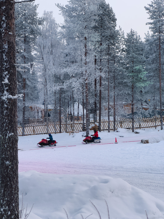 Que ver en Laponia motos de nieve