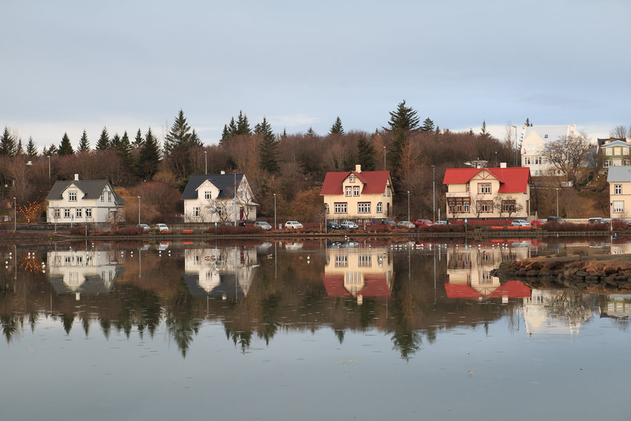 que ver en reikiavik lago tjornin