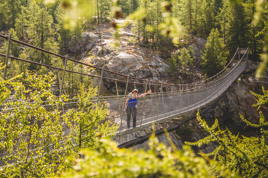 Que ver en Suiza puente colgante Furi
