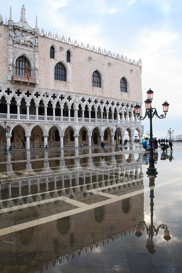Reflejo del Palacio ducal en Venecia El Palacio Ducal reflejado en el agua
